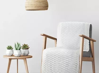 Koc na fotel 70x160 CINDY 6 biały puszysty w drobny wzór Design 91