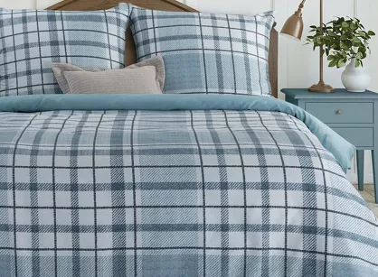 Pościel satynowa 140x200 SPRING 95 niebieska z motywem kratki z kolekcji Classic