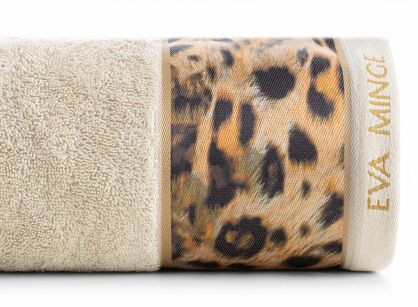 Ręcznik 70x140 EVA 23 Eva Minge beżowy z drukowaną bordiurą z wzorem zwierzęcym