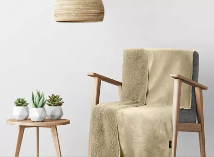 Koc na fotel jednokolorowy 70x160 TEDY jasny beż imitujący buklę