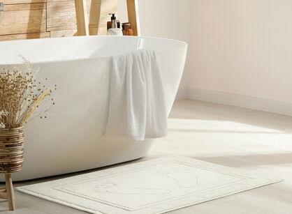 Dywanik bawełniany 50x70 SAMMY kremowy jednokolorowy z wzorem stóp