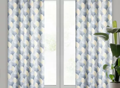 Zasłona gotowa na przelotkach 140x250 ASETA zaciemniająca srebrna z geometrycznym żółtym wzorem