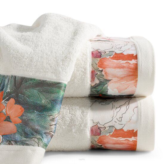 Ręcznik 50x90 CHLOE kremowy z wzorem wyrazistych kwiatów z kolekcji Premium kremowy z wzorem pastelowych niebieskich kwiatów z kolekcji Premium