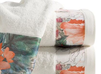 Ręcznik 50x90 CHLOE kremowy z wzorem wyrazistych kwiatów z kolekcji Premium kremowy z wzorem pastelowych niebieskich kwiatów z kolekcji Premium