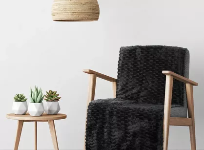 Koc na fotel 70x160 CINDY 6 czarny puszysty w drobny wzór Design 91