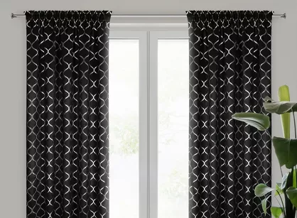 Zasłona na taśmie 140x270 MILI zaciemniająca typu dimout czarna z geometrycznym srebrnym nadrukiem