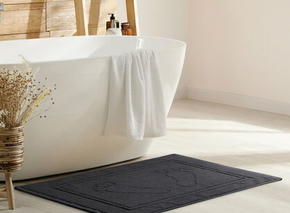 Dywanik bawełniany 50x70 SAMMY czarny jednokolorowy z wzorem stóp