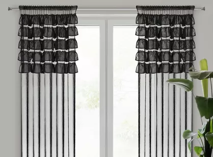 Firana na taśmie 140x270 AURA czarna z etaminy zdobiona w górnej części falbanami
