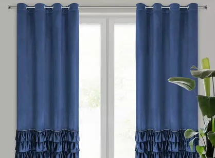 Zasłona na przelotkach 140x250 CARLI welwetowa granatowa jednokolorowa zdobiona w dolnej części falbanami z paskiem cyrkonii