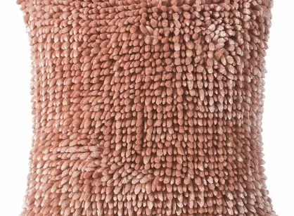 Poszewka dekoracyjna 45x45 PILAR koralowa z grubymi miękkimi frędzelkami