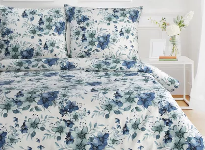 Pościel satynowa 140x200 SPRING 54 biała z niebieskim nadrukiem kwiatów