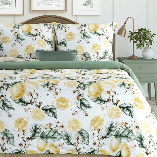Pościel satynowa 220x200 SPRING 91 biała ciemna zieleń z wzorem cytryn z kolekcji Classic