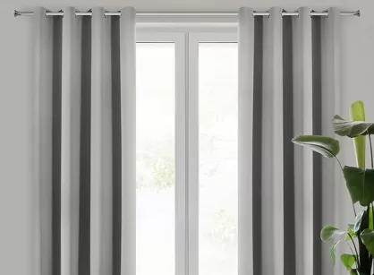 Zasłona na przelotkach 135x250 LOGAN zaciemniająca srebrna jednokolorowa z półmatowej tkaniny