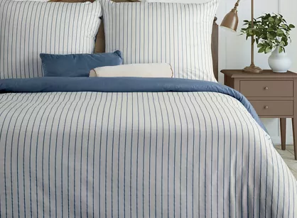 Pościel satynowa 140x200 RAYA biała granatowa w paseczki