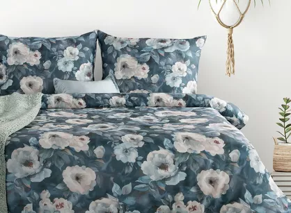 Pościel z mikrowłókna 140x200 KIRA ciemny granat z nadrukiem niebieskich kwiatów Design 91