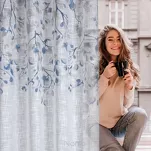 Zasłona na przelotkach 140x250 ANA biała z etaminy z nadrukiem granatowych kwiatków i błyszczącą nicią - 9