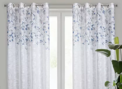 Zasłona na przelotkach 140x250 ANA biała z etaminy z nadrukiem granatowych kwiatków i błyszczącą nicią