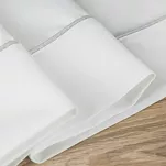 Serwetka 30x40 MADELE biała zdobiona srebrną lamówką 4 szt. - 2