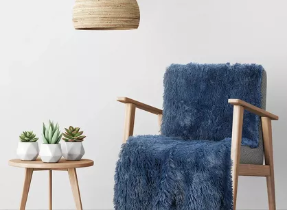 Koc na fotel futrzany 70x160 TIFANY 1 granatowy jednokolorowy puszysty z kolekcji Design 91