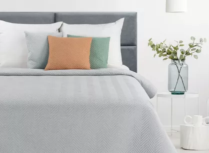 Narzuta jednokolorowa 170x210 LEN 3 srebrna pikowana w gęstą jodełkę imitująca len