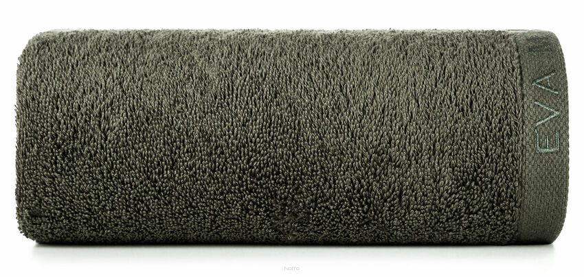 Ręcznik 70x140 VENUS Eva Minge ciemna oliwka zdobiony bordiurą w kolorze ręcznika z napisami projektantki 550 g/m2