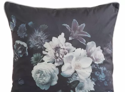 Poszewka welwetowa 45x45 VELVET 133 czarna z designerskim fioletowym wzorem botanicznym