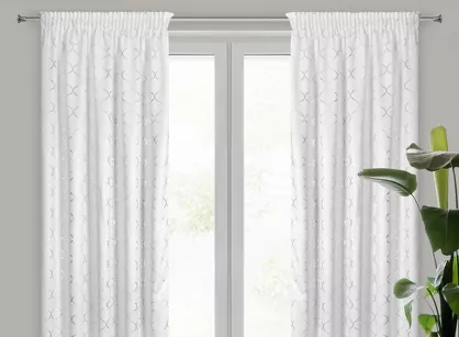 Zasłona na taśmie 140x270 MILI zaciemniająca typu dimout biała z geometrycznym srebrnym nadrukiem