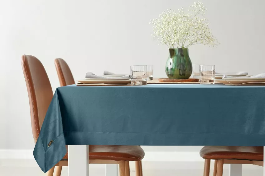 Obrus welwetowy 145x180 VELVET granatowy wykończony mankietem