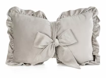 Poduszka welwetowa z wypełnieniem 35x55 KOKARDA 2 beżowa obszyta falbaną