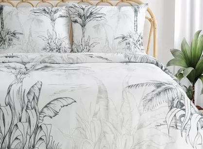 Pościel satynowa 160x200 SPRING 104 biała stalowa z wzorem bananowców z kolekcji Classic