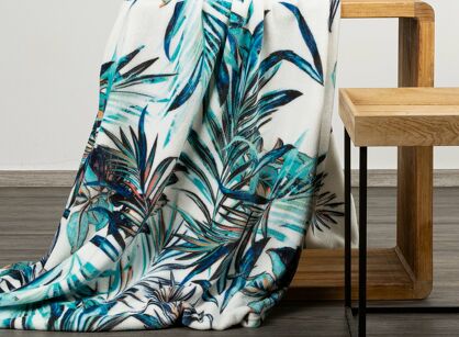 Koc 150x200 PILAR biały z nadrukiem turkusowo granatowych egzotycznych liści Design 91