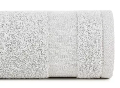 Ręcznik 70x140 NESSY srebrny z szeroką żakardową bordiurą  przetykaną metaliczną nicią 500 g/m2