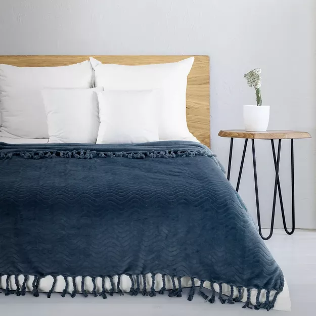 Koc 150x200 EMMA granatowy z wytłaczanym falującym wzorem z frędzlami