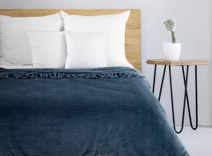 Koc 150x200 EMMA granatowy z wytłaczanym falującym wzorem z frędzlami