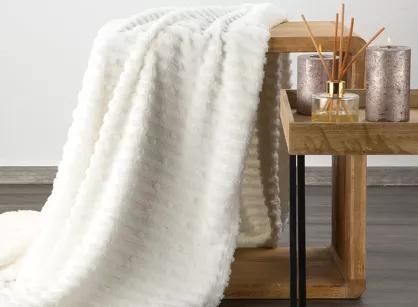 Koc 170x210 LISA biały wytłaczany z efektem 3D z kolekcji Design 91