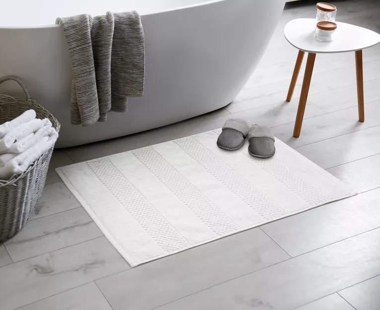 Dywanik bawełniany 60x90 JESSI biały w pasy z delikatnym tłoczeniem