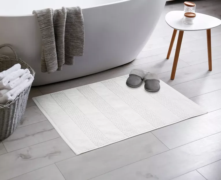 Dywanik bawełniany 60x90 JESSI biały w pasy z delikatnym tłoczeniem