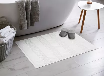 Dywanik bawełniany 60x90 JESSI biały w pasy z delikatnym tłoczeniem