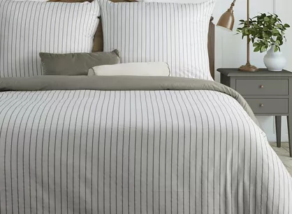 Pościel satynowa 140x200 RAYA biała stalowa w paseczki