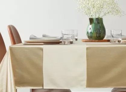 Obrus 140x220 GLAMO beżowy z bieżnikiem 33x220 połyskującym złotą nicią