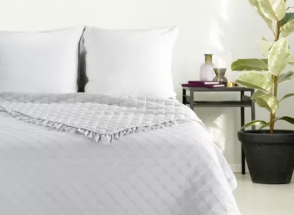 Narzuta jednokolorowa 200x220 VANESA srebrna obszyta marszczoną falbaną