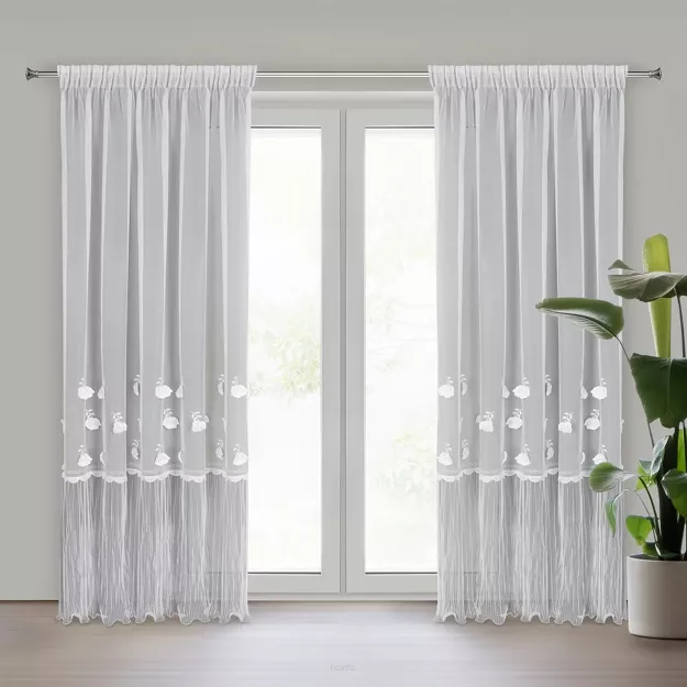 Firana na taśmie 140x270 AVRIL biała zdobiona aplikacją w kwiaty i falbaną