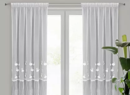 Firana na taśmie 140x270 AVRIL biała zdobiona aplikacją w kwiaty i falbaną