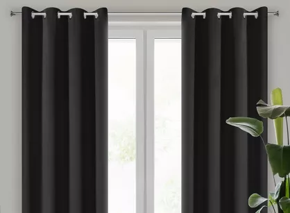 Zasłona na przelotkach 140x270 LOGAN zaciemniająca czarna jednokolorowa z półmatowej tkaniny