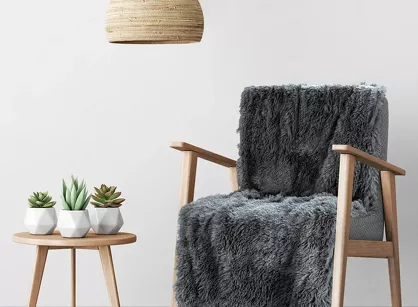 Koc na fotel futrzany 70x160 TIFANY 1 stalowy jednokolorowy puszysty z kolekcji Design 91