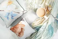 Poszewka welwetowa z wypełnieniem wałek 62x50x16 ALINE niebieska z wzorem pastelowych kwiatów obszyta lamówką z kolekcji Premium - 4