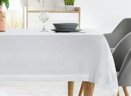 Obrus 140x260 ELEN złamana biel z ozdobną kantą i wyhaftowaną koronką na brzegu z kolekcji Premium