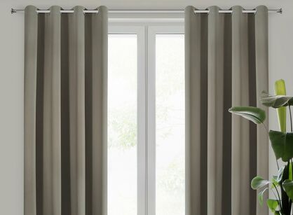 Zasłona na przelotkach 135x250 LOGAN zaciemniająca cappuccino jednokolorowa z półmatowej tkaniny