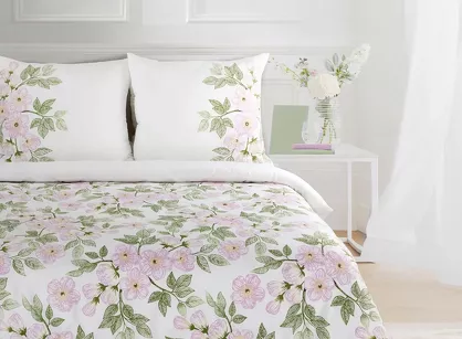 Pościel satynowa 220x200 NIKA 44 biała z różowym wzorem kwiatów i listków z kolekcji Nova Print