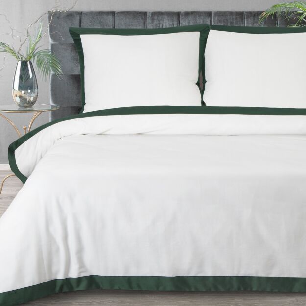 Pościel satyna bawełniana 160x200 LAURA biała zdobiona ozdobną ciemno zieloną kantą z kolekcji Nova Style